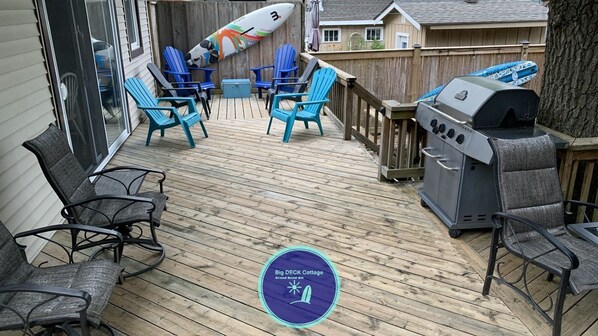 Big DECK Cottage - 4 bedrooms, 1.5 baths, 3 car parking, 3 min walk to BEACH!!