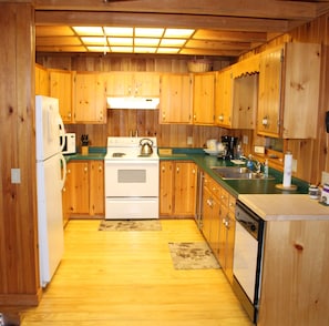 Fully equipped kitchen with everything you need, just bring the food!