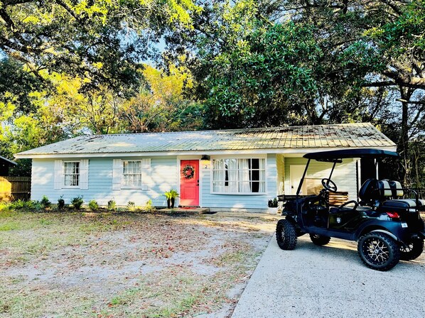 Maison Bleu -  not far from the beach and downtown with golf cart!