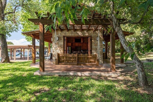 Gorgeous Casita down by the water, cook dinner, watch TV, or just hang in the shade!
