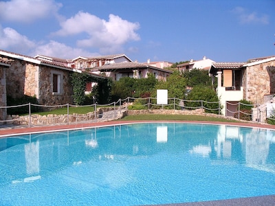 Apartamento con jardín y wi-fi en residencia con piscina.