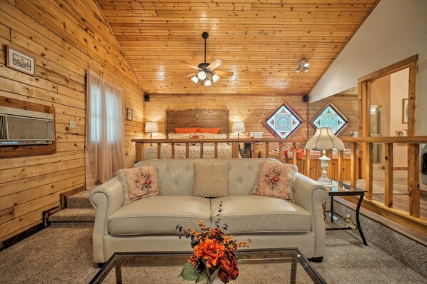 Eureka Springs Vacation Rental | Studio | 1BA | 720 Sq Ft | Stairs Required