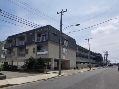 Steps to Beach & Boardwalk & Pool. Free WiFi and parking 