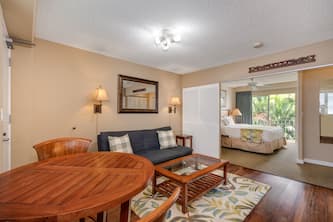 Superb location 1 Bedroom Cabana Suite - Sleeps 4, Full Kitchen & Lanai