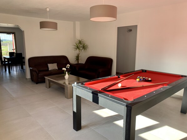 Table de salle à manger qui fait billard pour vos soirée dans le gite