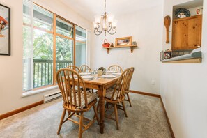 Dining Room - Enjoy breakfast, lunch or dinner comfortably at home.