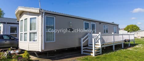 Enclosed decking area, great for families and dog(s)!