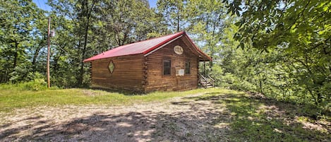 Eureka Springs Vacation Rental | Studio | 1BA | 720 Sq Ft | Stairs Required