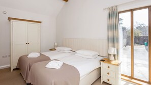 Blossom Barn Twin Bedroom - StayCotswold