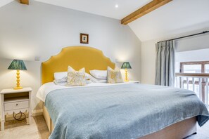 Punch Barn Master Bedroom - StayCotswold