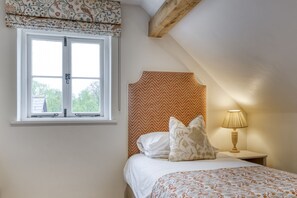 Punch Barn Bedroom 2 - StayCotswold