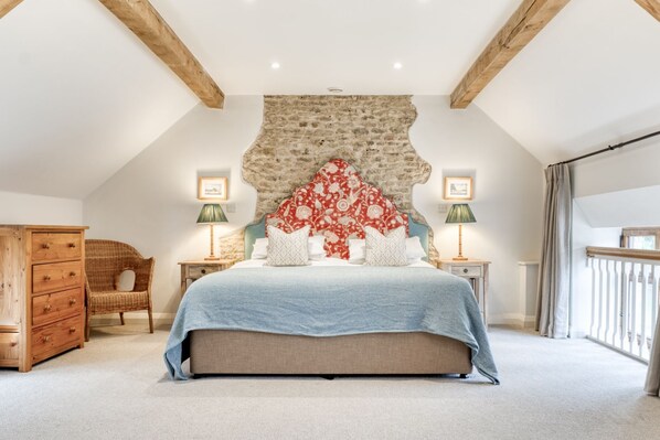 Prince Barn Master Bedroom - StayCotswold