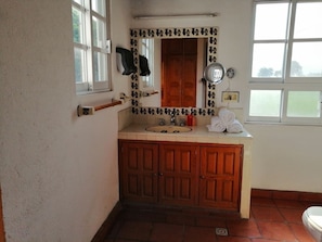 Casa Cactaceas. Baño con vestidor en suite principal 