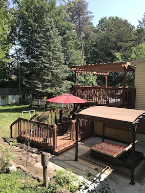 Rear decks with secluded lounge area for 2.
