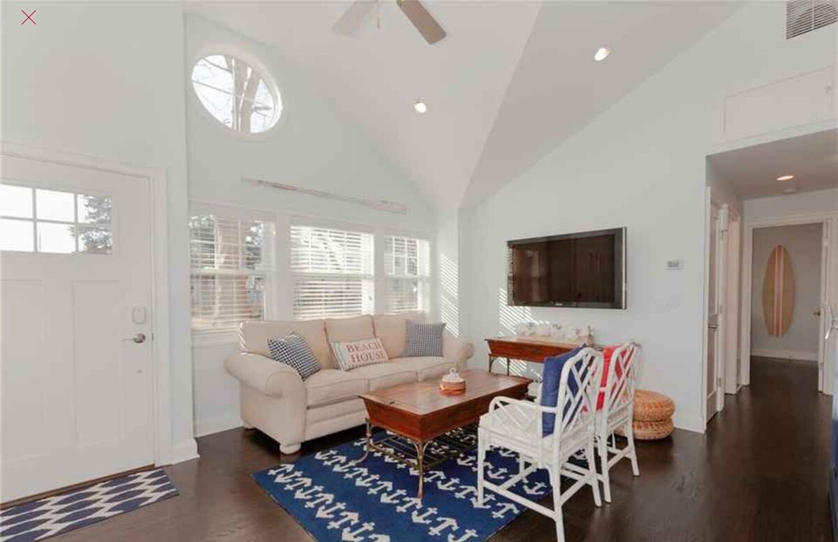 Madison, CT – Coastal Modern Farmhouse w/Outdoor Kitchen & Large Fenced in Patio
