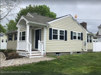 Madison, CT - Coastal Modern Farmhouse w/Outdoor Kitchen & Large Fenced in Patio