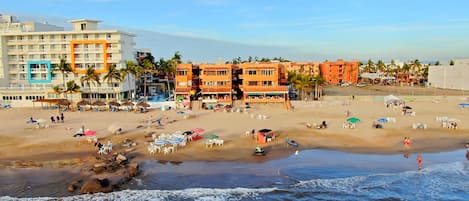 Vista del edificio económico junto a la playa. Habitación sin vista al mar.