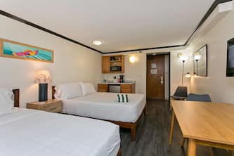 Central Waikiki Private Suite sleeps 4 in Popular Hotel