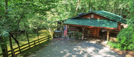 Old Buck's Riverfront Refuge