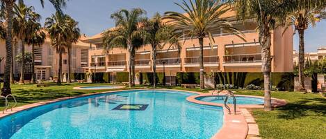 Piscina, Recurso, Propiedad, Edificio, Bienes Raíces, Ocio, Vacaciones, Hotel, Árbol, Palmera