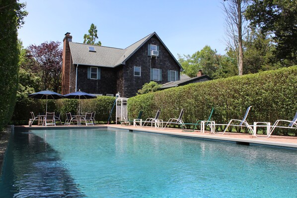 Pool & Outdoor Dining Area