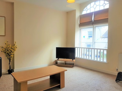 Westlecot House - Spacious 2 bed, 2 bath, Sleeps 5