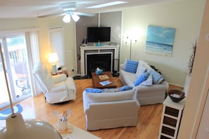 Hardwood spacious living room