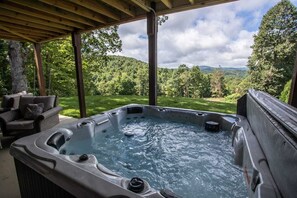 Hot Tub with Mountain Views!