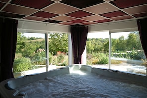 Relax in the spa overlooking gardens and the valley, protected from sun or rain!