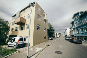 Vista frontal de la propiedad