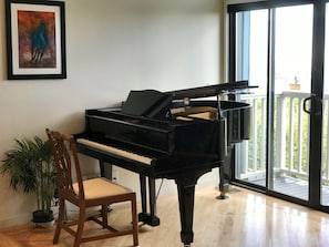Yamaha baby grand piano 