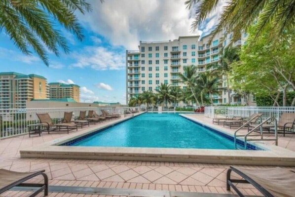 Amazing condo with 2 resort pools, hot spa and many more amenities. Just walking to the Boynton Beach Marina