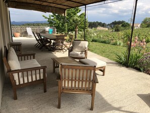 Le salon de jardin, à l'ombre des canisses de la pergola