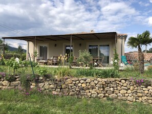 Une pergola ombragée pour profiter de la terrasse pour les repas et la détente