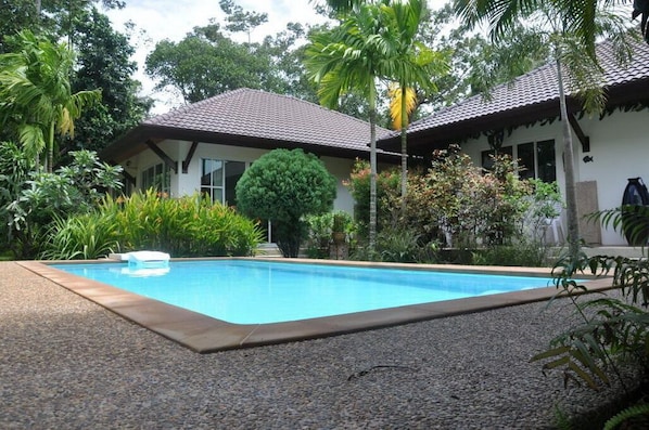 H1 cottage, two villas in the H zone with a share pool.