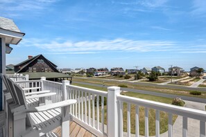 SN2420: Wise Choice l Top Level Front Deck