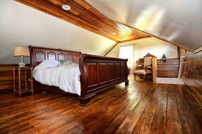 Furnace Mountain House Rental. King Bed