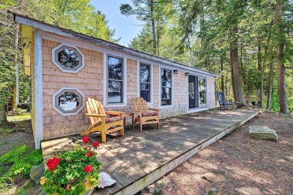 A peaceful paradise awaits in this cozy lakefront Madison cabin!