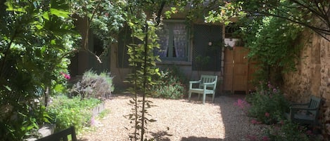 jardin fleuri parfaitement indépendant 100m2 environ