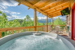 Jacuzzi, TV, table with a view of Mt. Leconte!