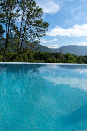 Infinity pool