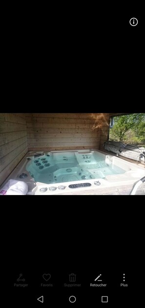 Outdoor spa tub
