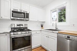 Gas stove, Bosch dishwasher, built-in microwave