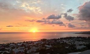 Coucher de soleil vu depuis la terrasse.