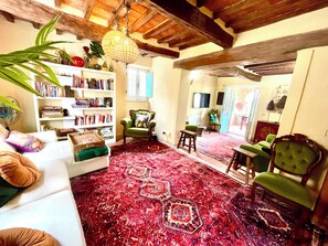 Spacious double living room with Smart TV, library and games