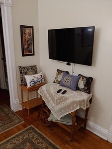 Heart of Hillsdale, Kitchen, Wifi, Desk, TV, Sleeps 1-3 Apt 21, Free Bike Rental