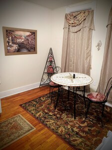 Heart of Hillsdale, Kitchen, Wifi, Desk, TV, Sleeps 1-3 Apt 21, Free Bike Rental