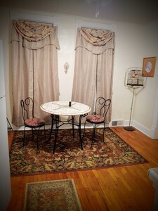 Heart of Hillsdale, Kitchen, Wifi, Desk, TV, Sleeps 1-3 Apt 21, Free Bike Rental