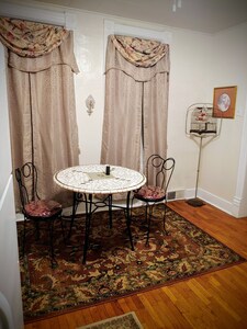 Heart of Hillsdale, Kitchen, Wifi, Desk, TV, Sleeps 1-3 Apt 21, Free Bike Rental