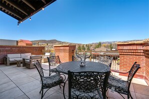 Wonderful deck facing Lincoln Ave with views of the ski area and Buff Pass!